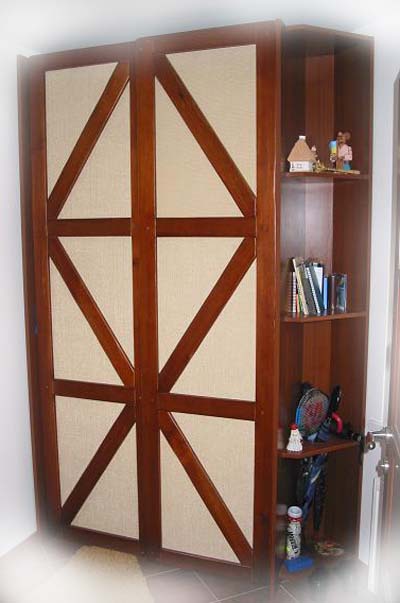 Armoire avec portes décorées d'éléments fachwerk