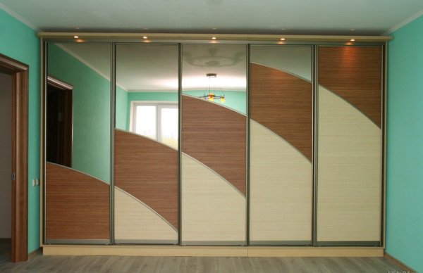 Armoire à cinq feuilles