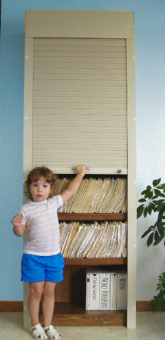 Armoire avec volets roulants