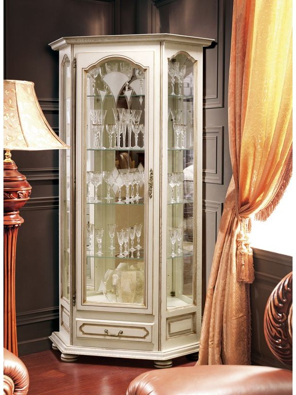 Armoire avec vitrine dans le salon
