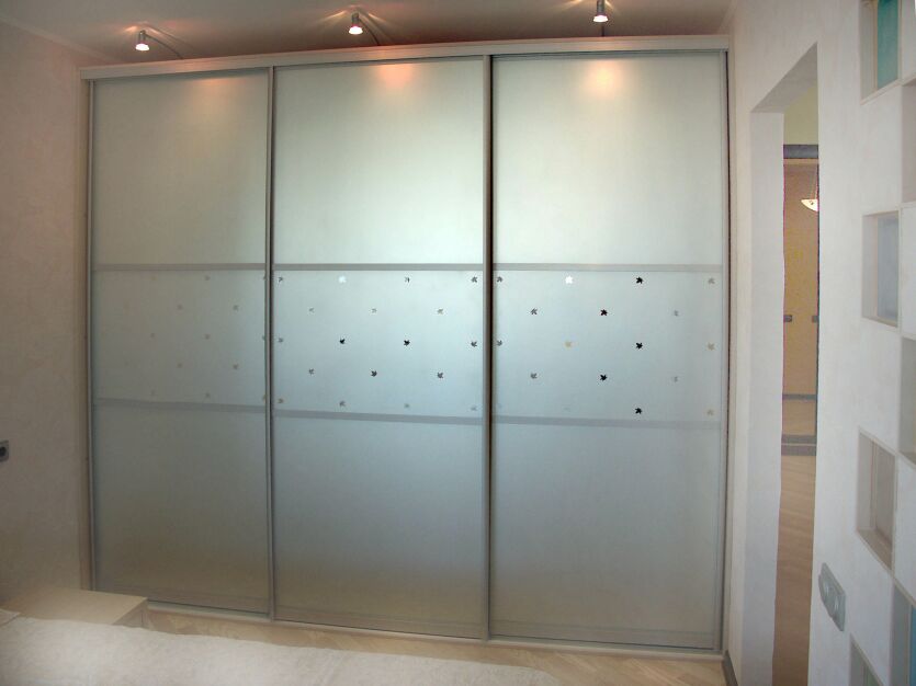 Armoire avec une façade en verre