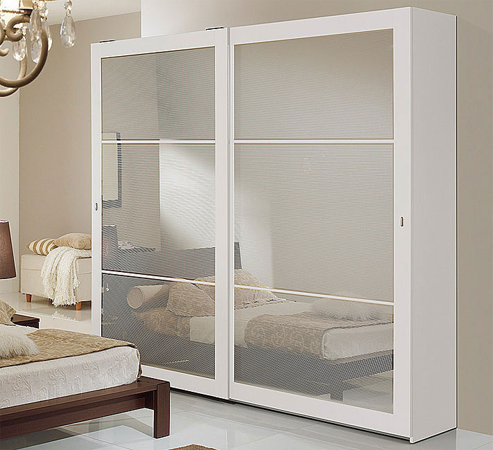 Armoire avec une façade en verre