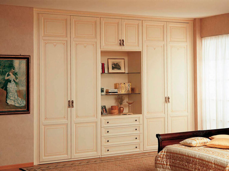 Armoire avec étagères en verre
