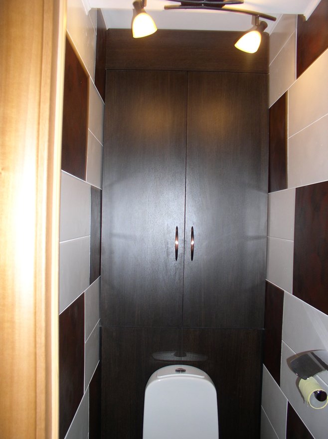 Placard dans les toilettes