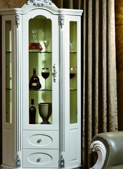 Vitrine d'armoire dans le coin