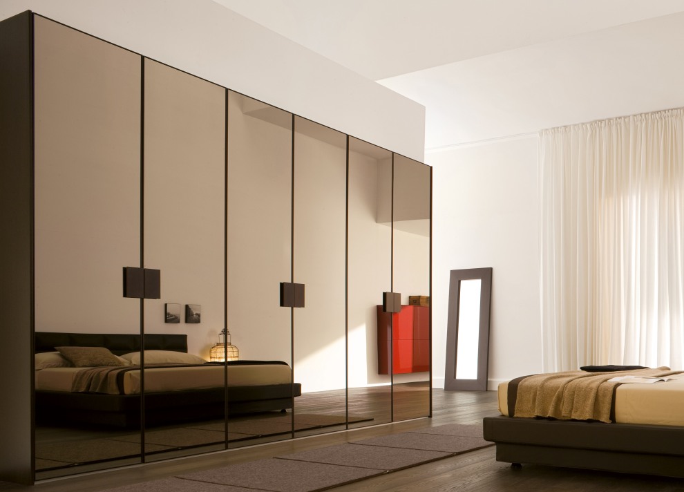 Armoire moderne dans la chambre
