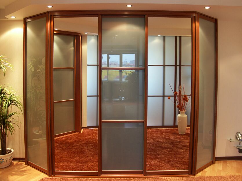 Armoire trapézoïdale contemporaine