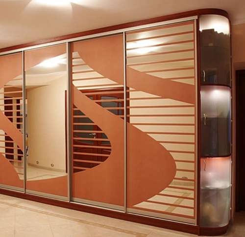 L'armoire coulissante élégante décorera n'importe quelle salle