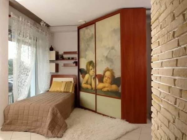 Armoire d'angle trapézoïdale