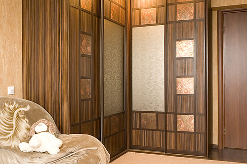 Armoire d'angle avec façade en bois aggloméré