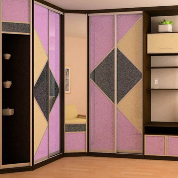 Armoire d'angle avec une façade colorée