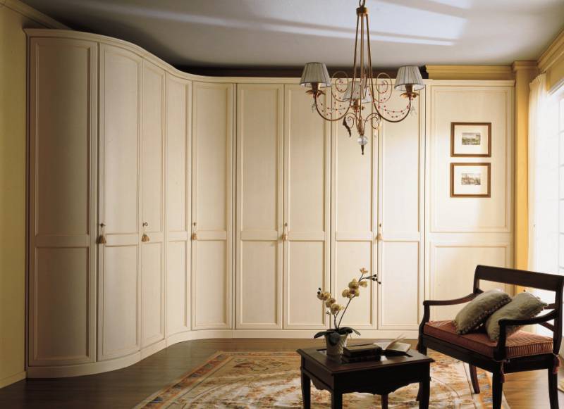 Armoire d'angle dans la chambre