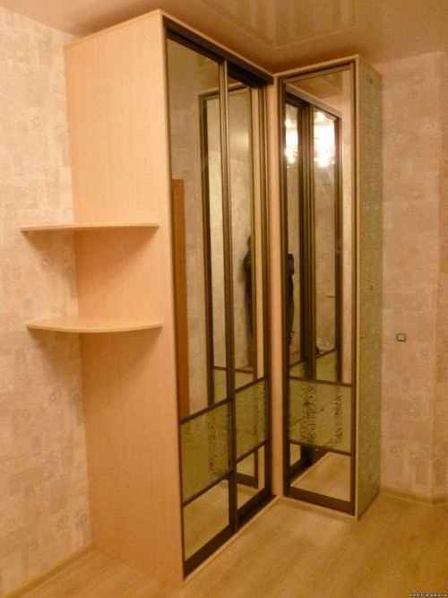 Armoire d'angle étroite