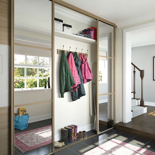 Modèle d'armoire étroite