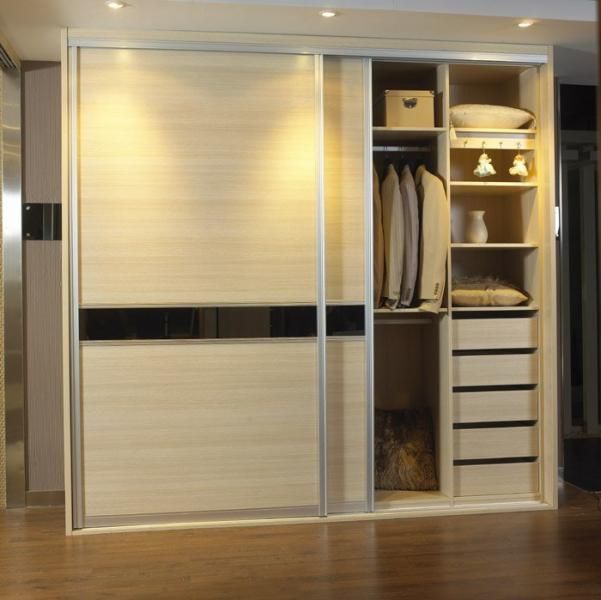 Armoire en bois aggloméré étroit