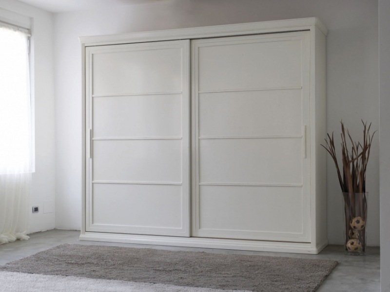 Armoire en bois blanc