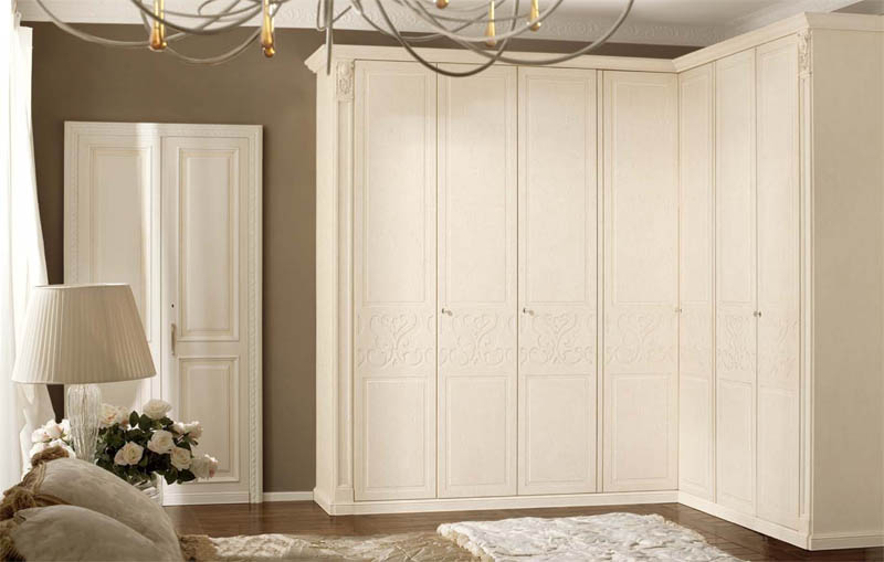 Grande armoire à charnière