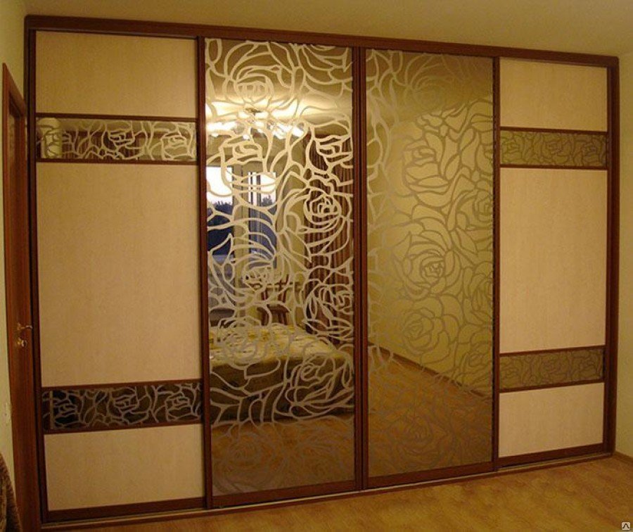 Armoire à quatre portes