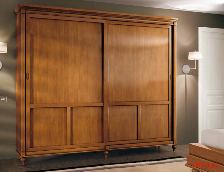 Armoire en bois avec pieds