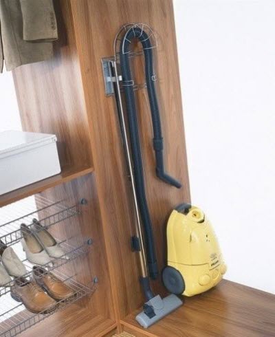 Support d'aspirateur dans l'armoire