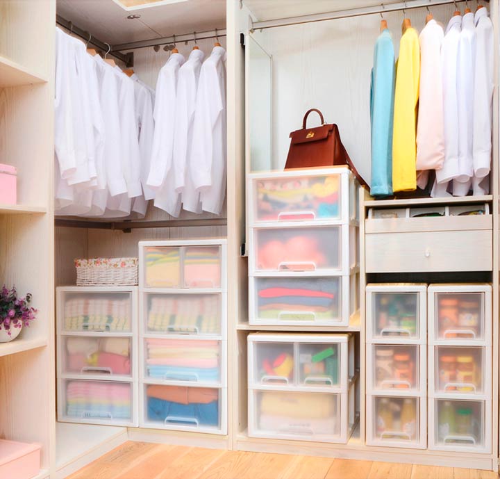 Salle de garde-robe de bricolage dans la maison