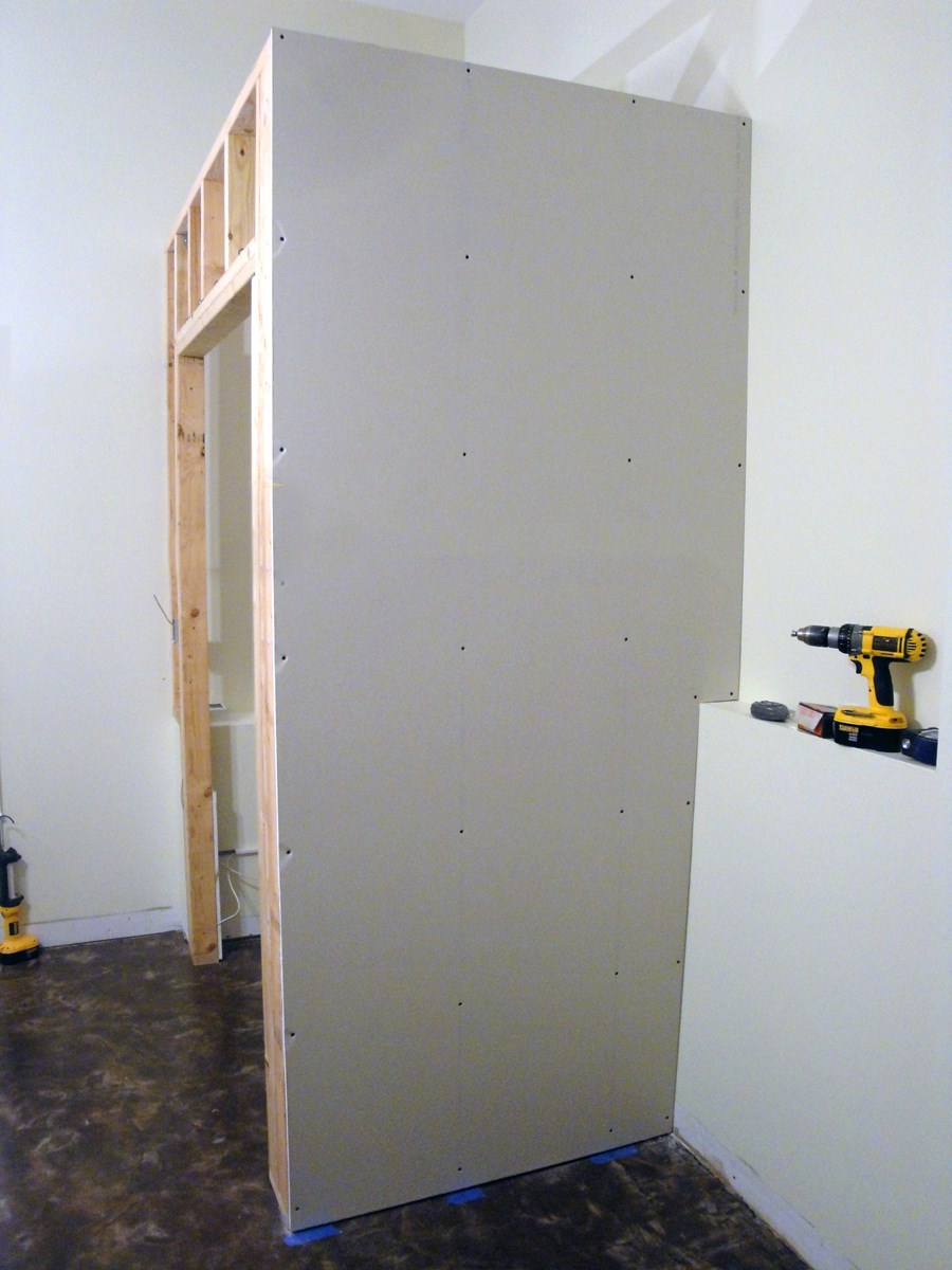 Mur d'armoire en placoplâtre prêt à l'emploi