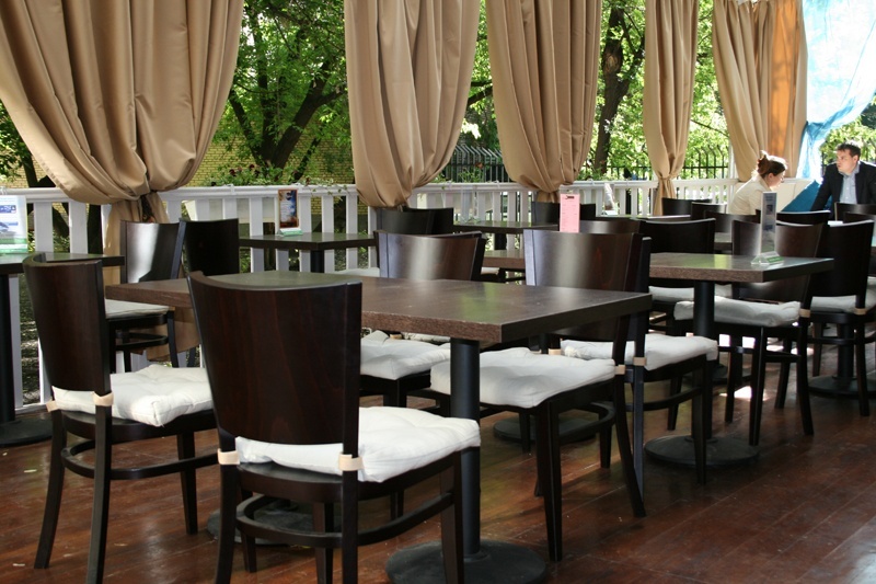 Intérieur d'un café d'été