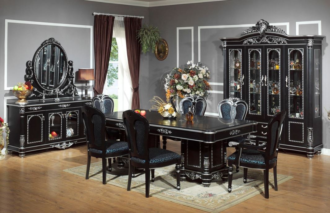 Intérieur avec des meubles anciens