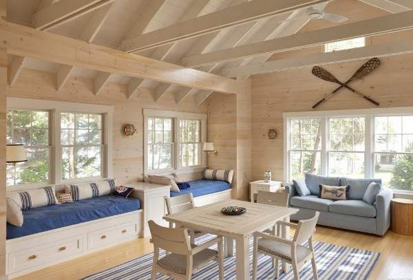 L'intérieur du hall dans une maison privée faite de poutres en bois