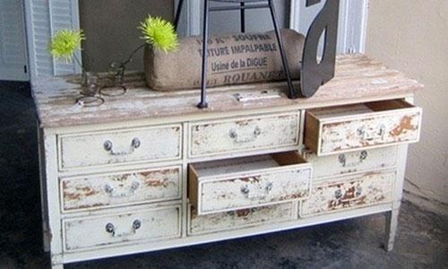 Commode fabriquée artificiellement