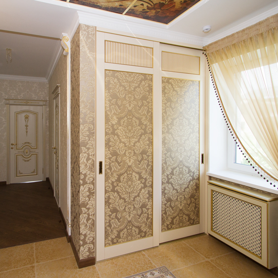 Armoire classique dans le couloir en MDF