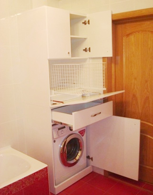 Box pour une machine à laver dans la salle de bain