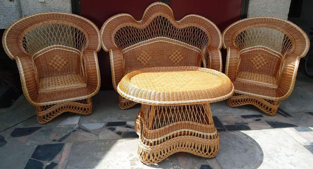 Fauteuils et tables en bois