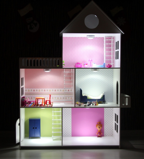 Maison de poupée bricolage à partir de matériaux improvisés