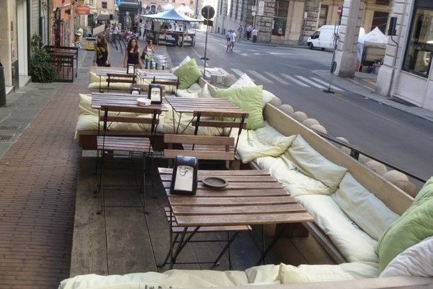 Meubles pour un café d'été en bois