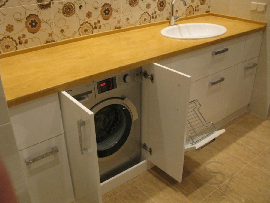 Meubles pour une salle de bain sous la machine à laver
