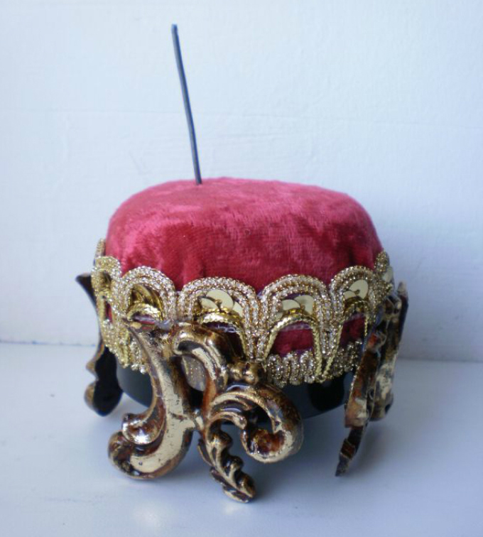 Nous montons les pieds du pouf