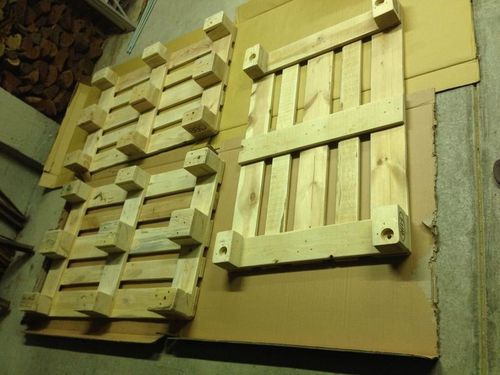 Nous nettoyons un revêtement de palettes