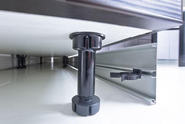 Un type spécial de pieds est les supports de table