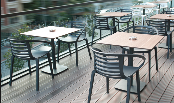 Tables et chaises en plastique