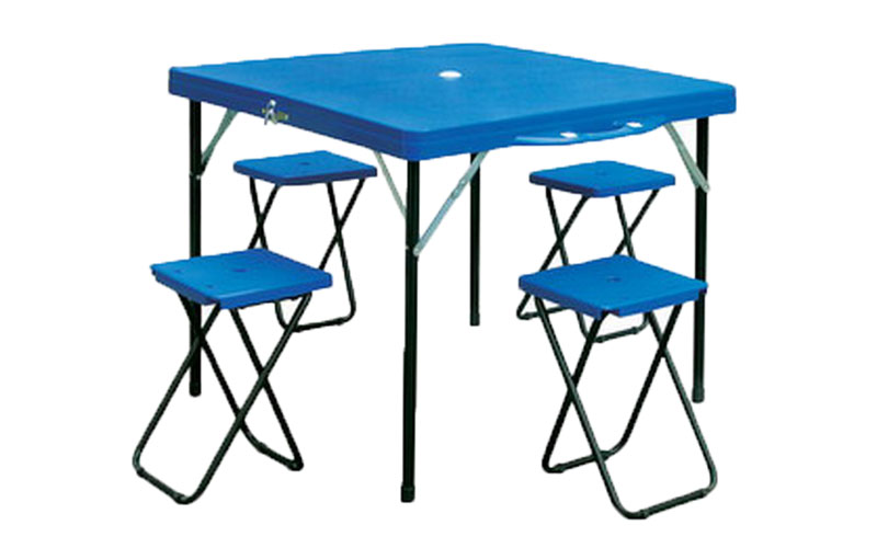 Chaises et table en plastique