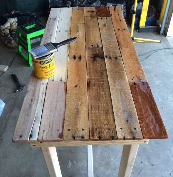 Nous vernissons la table