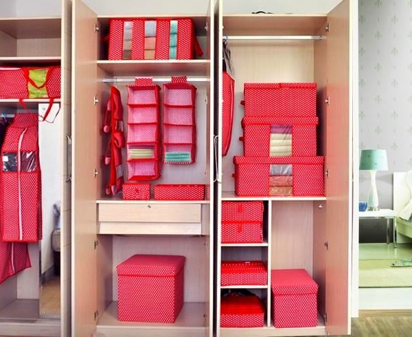 Étagères dans une armoire de rangement