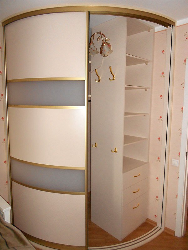 Armoire semi-circulaire