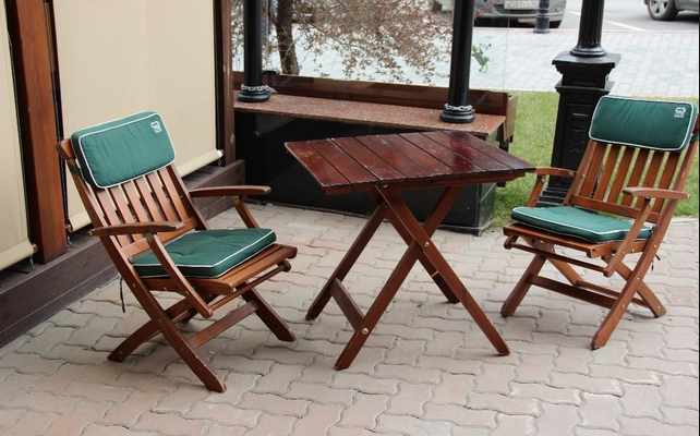 L'utilisation d'une table et de chaises en bois
