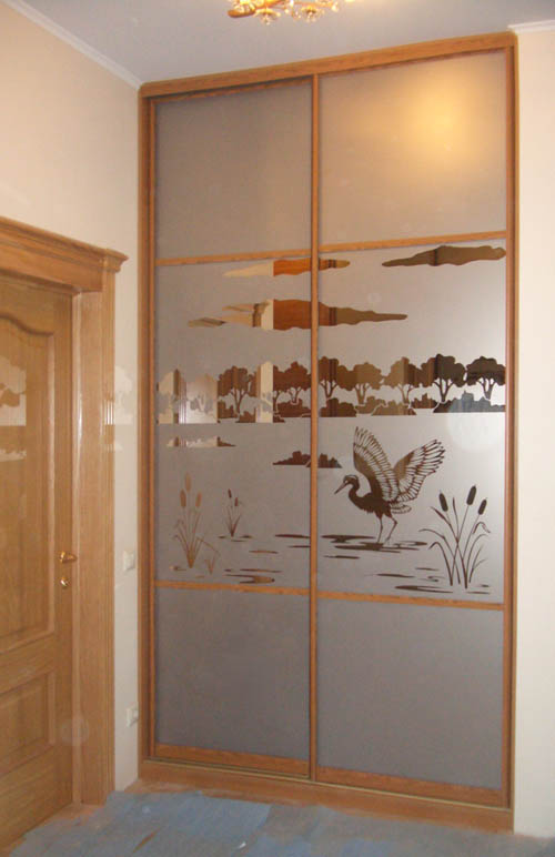 Armoire coulissante à deux portes avec un dessin de sablage