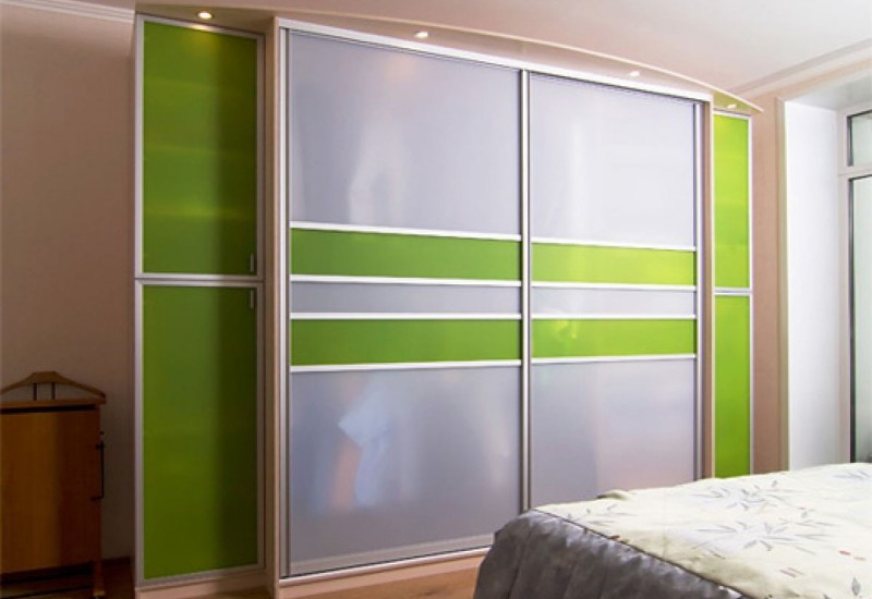 Armoire coulissante avec façade vitrail