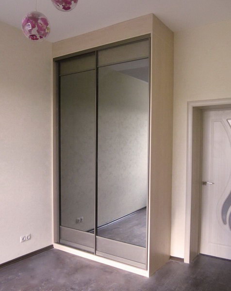 Armoire à portes coulissantes avec portes en miroir