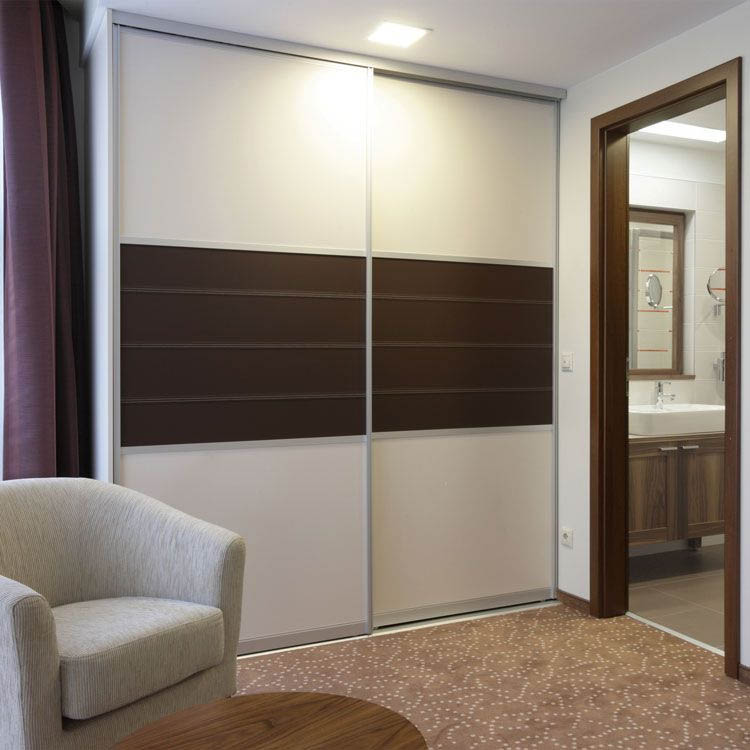 Armoire encastrée, décorée de cuir artificiel