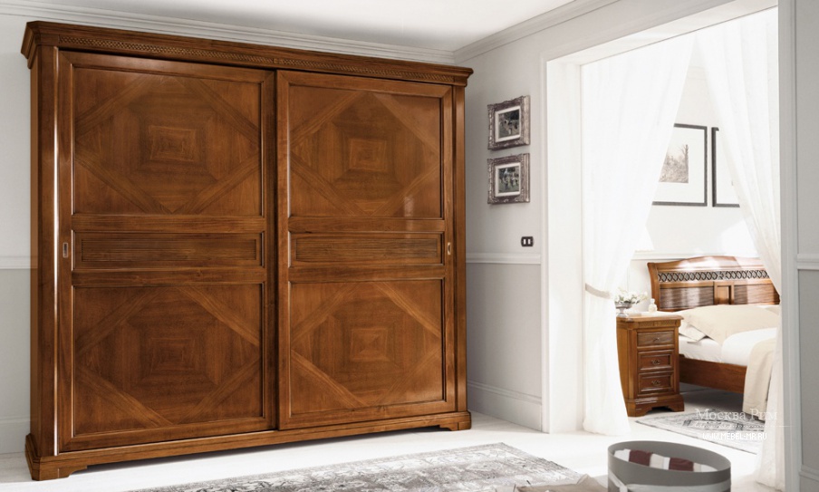 Armoire sur un cadre en bois de peuplier